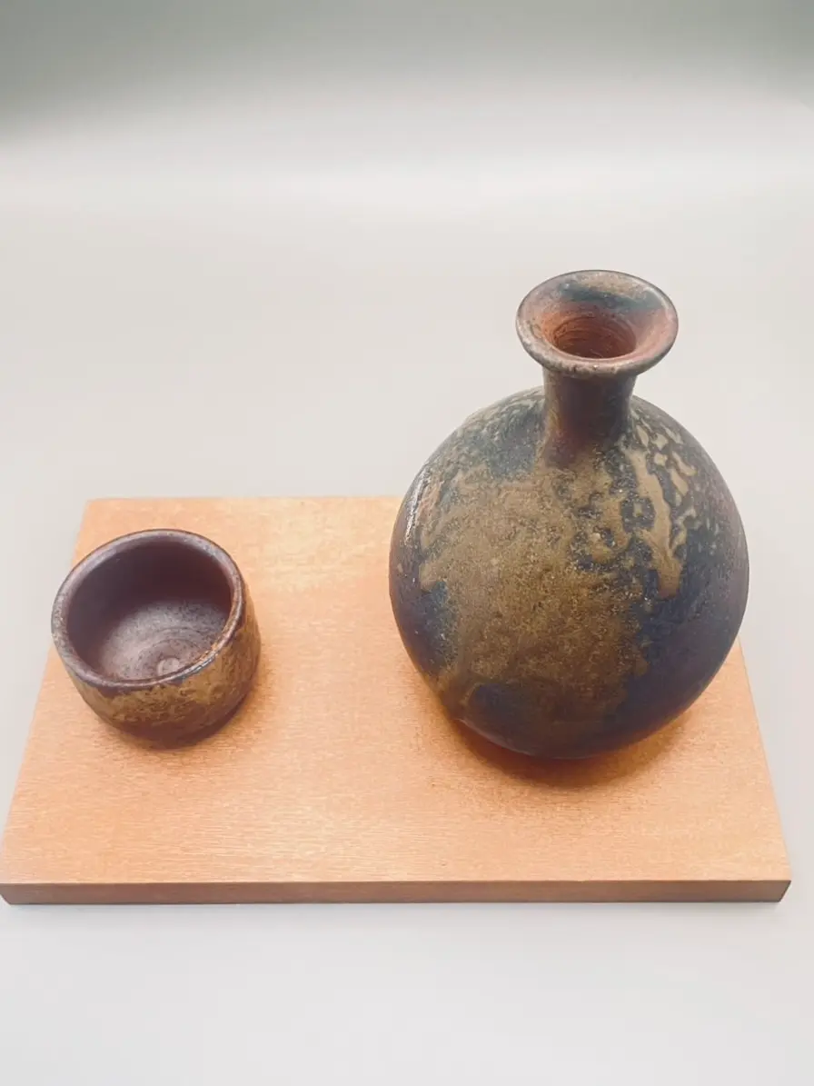 Bizen-yaki Sake Set: Deep Tones and Flowing Ash
